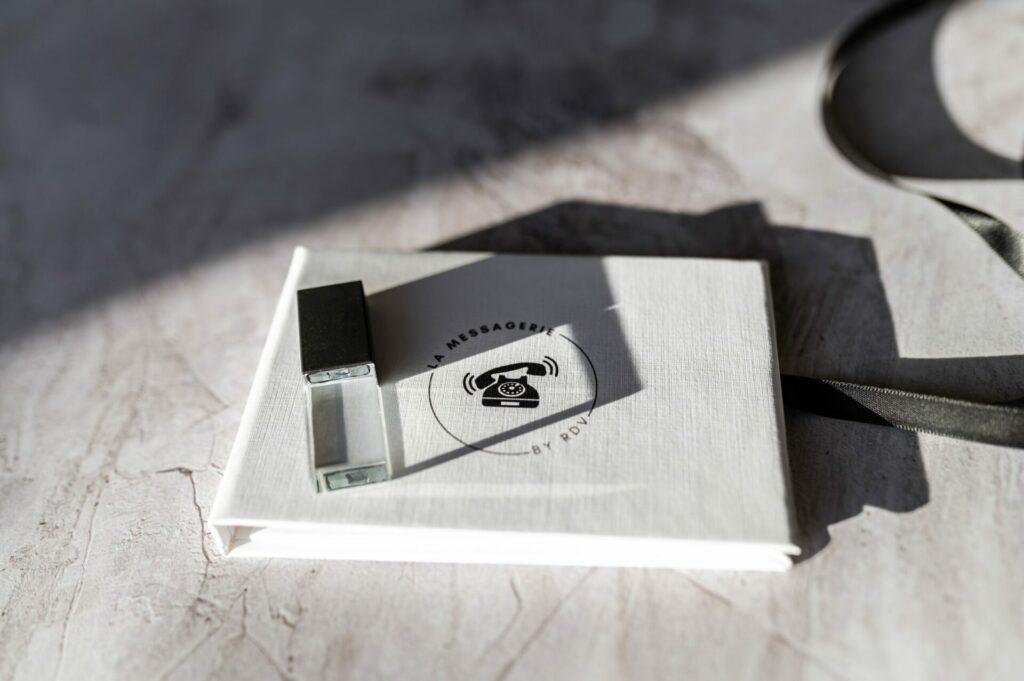 Un coffret usb pour téléphone livre d'or audio la messagerie