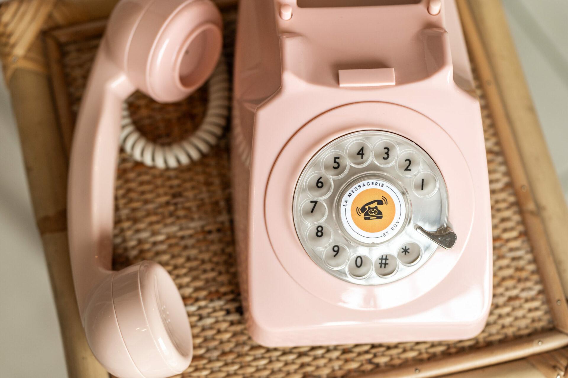 le joli téléphone livre d'or audio rose de la messagerie by rdv