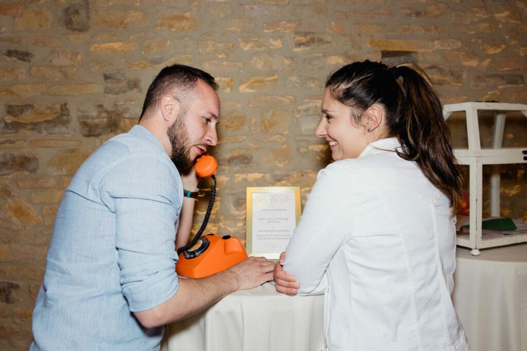 un couple laisse un message sur un téléphone livre d'or audio