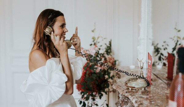la mariée qui laisse un message sur un téléphone livre d'or audio