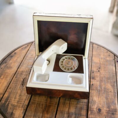 Un téléphone livre d'or vintage